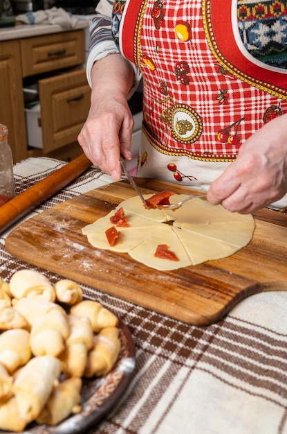 Pasticceria e concetto di cottura. Donna che prepara panini fatti in casa con marmellata a casa