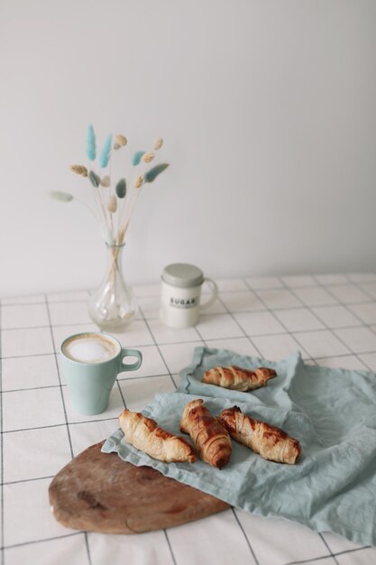 Pasticceria fatta in casa appena sfornata sul tavolo da cucina colazione con focacce