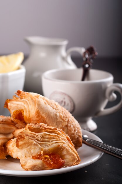 Pasticceria fatta in casa con arancia e tazze di tè verde