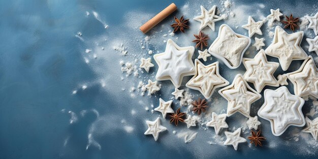 Pasticceria fatta in casa per le vacanze Star cookie cutters rolling pin e whisk su uno sfondo blu con farina Pasticceria invernale