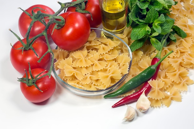 Pasticceria, foto di concetto in cucina; maccheroni crudi.