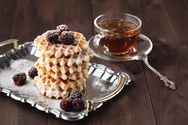 Pasticceria fresca per colazione con tè