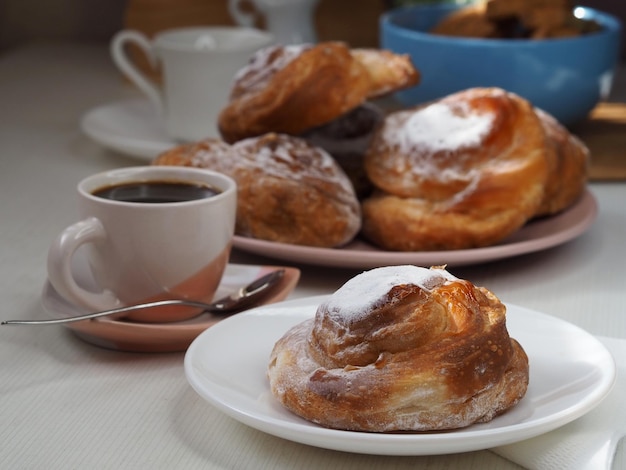 Pasticceria fresca Spirale Ensaimada sul piatto