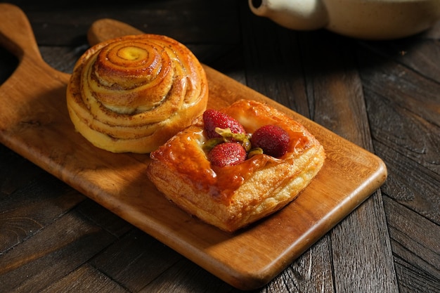 Pasticceria su sfondo scuro