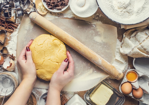 Pasticceria, torte, cucinare le proprie mani. Messa a fuoco selettiva