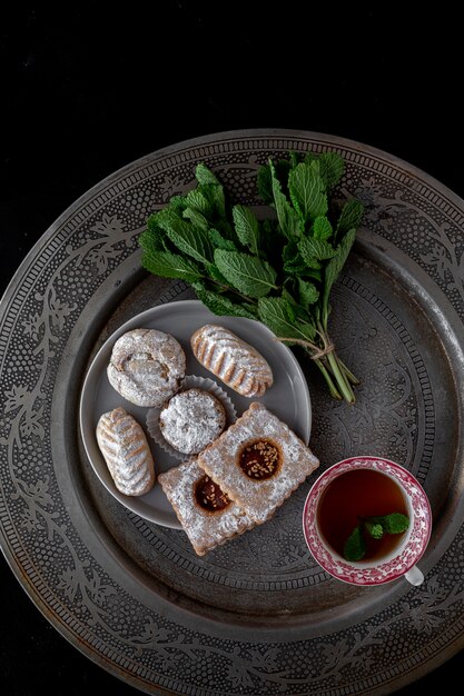 Pasticceria tradizionale appena sfornata con tè e menta