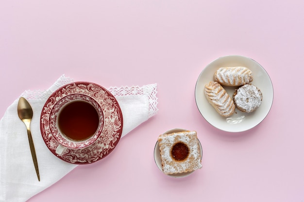 Pasticceria tradizionale appena sfornata con tè