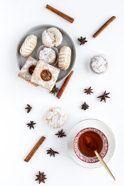 Pasticceria tradizionale appena sfornata con tè