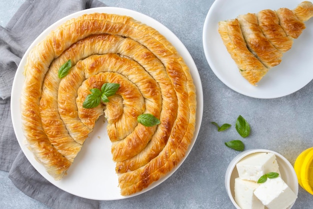 Pasticceria tradizionale turca con spinaci. (Nome turco: Ispanakli Kol Boregi, Bosnak boregi). Pasta frolla fatta a mano con ripieno di spinaci.