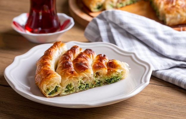 Pasticceria tradizionale turca con spinaci. (Nome turco: Ispanakli Kol Boregi, Bosnak boregi). Pasta frolla fatta a mano con ripieno di spinaci.