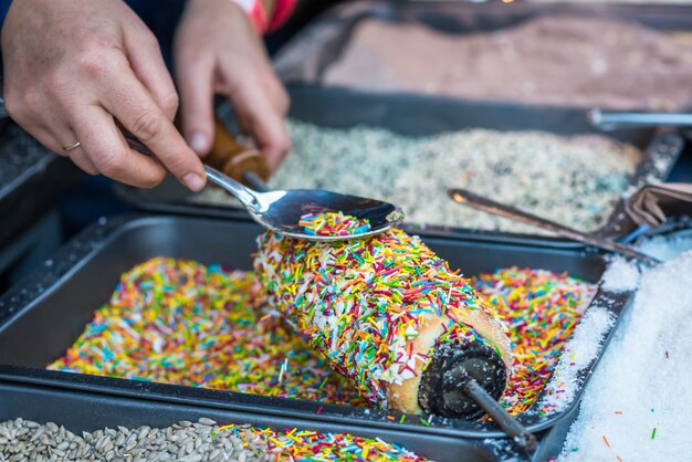 Pasticcini cosparsi di scaglie di colore