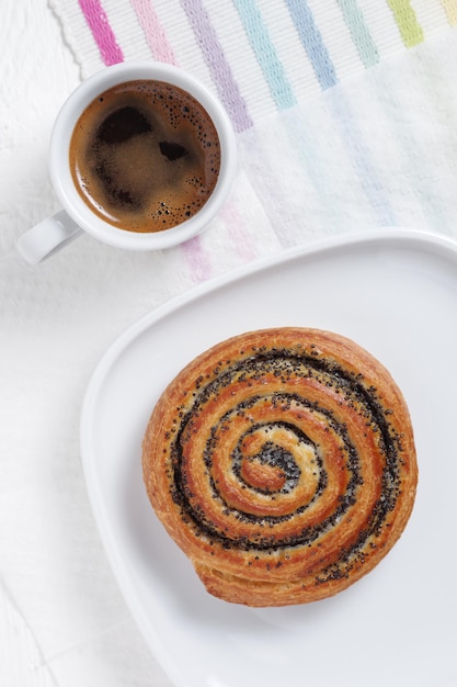 Pasticcini e caffè a base di semi di papavero