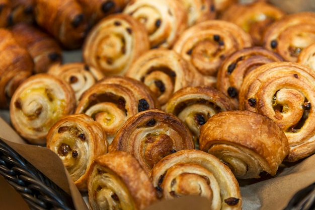 Pasticcini freschi e appetitosi in un cestino sul tavolo Colazioni e pause caffè Primo piano