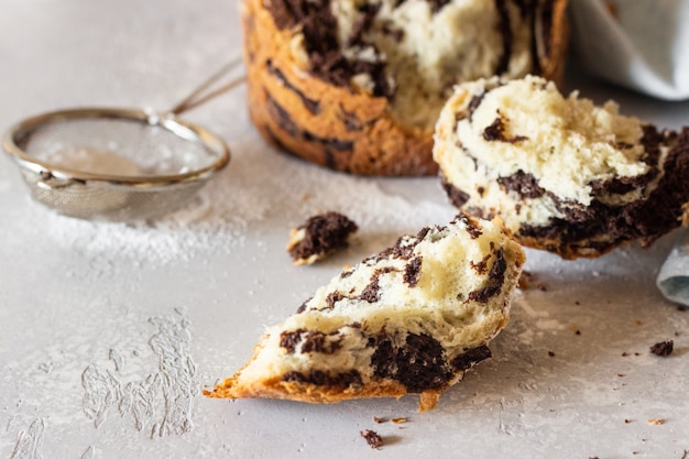 Pasticcini moderni alla vaniglia e cruffin al cioccolato con zucchero a velo.