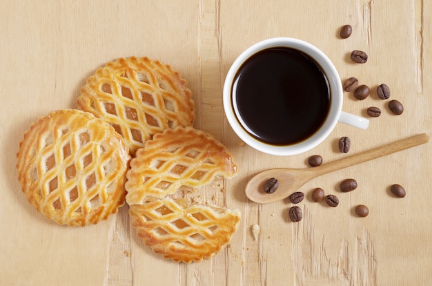 Pasticcini ricoperti di reticolo con ripieno di mele e tazza di caffè