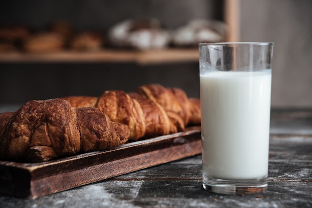 Pasticcini sul tavolo di legno scuro