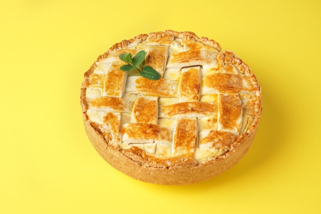 Pastiera napoletana tipica della torta di pasqua su bakground giallo