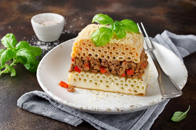 Pastitsio in casseruola con pasta e carne macinata