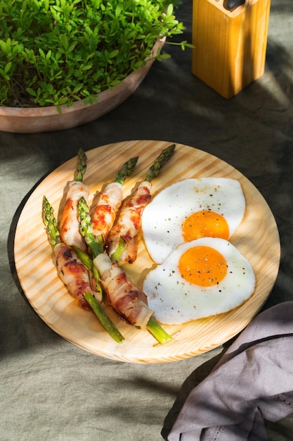 Pasto chetogenico per la colazione con asparagi di pancetta e uova fritte