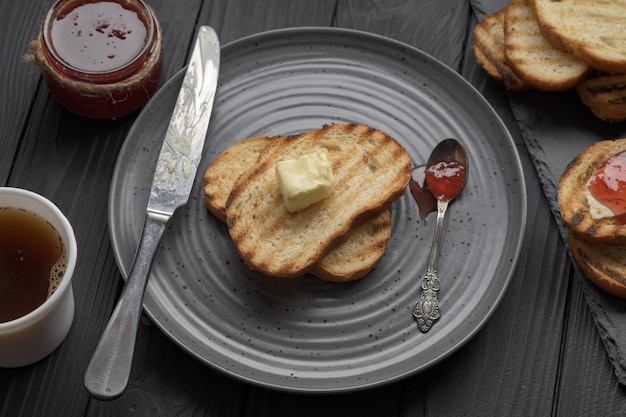 Pasto della colazione continentale servito con marmellata di pane tostato al caffè e burro Delizioso tavolino da caffè