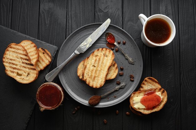 Pasto della colazione continentale servito con marmellata di pane tostato al caffè e burro Delizioso tavolino da caffè