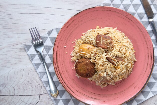 Pasto di biryani dell'agnello in un piatto sulla tavola.