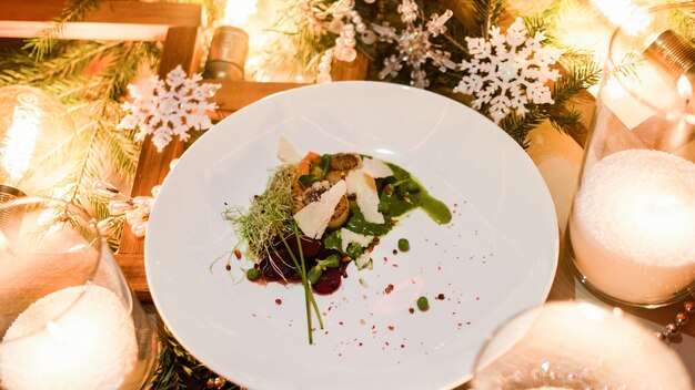 Pasto festivo di Capodanno. Squisito menu delle vacanze del ristorante. Concetto di alimentazione sana