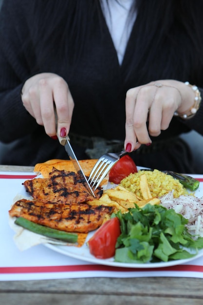 Pasto gustoso di pollo sul tavolo