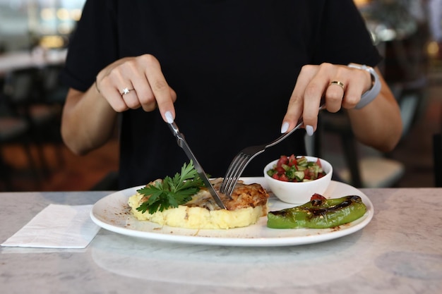 Pasto gustoso di pollo sul tavolo