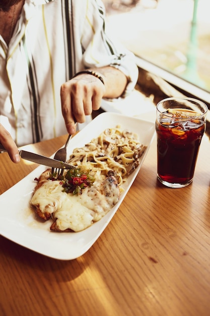 Pasto gustoso di pollo sul tavolo