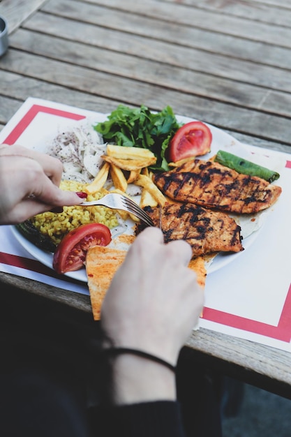 Pasto gustoso di pollo sul tavolo