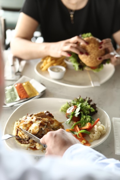 Pasto gustoso di pollo sul tavolo