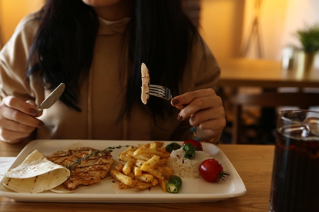 Pasto gustoso di pollo sul tavolo