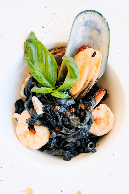 Pasto per colazione gourmet pasta nera frutti di mare