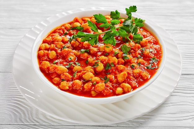 Pasto principale indiano vegetariano senza glutine chana masala o curry di ceci con spezie garam masala, salsa di pomodoro, alloro