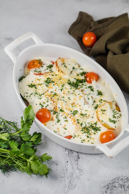 Pasto sano e salmone ried piatto bianco con spinaci e insalata in piatto sul tavolo