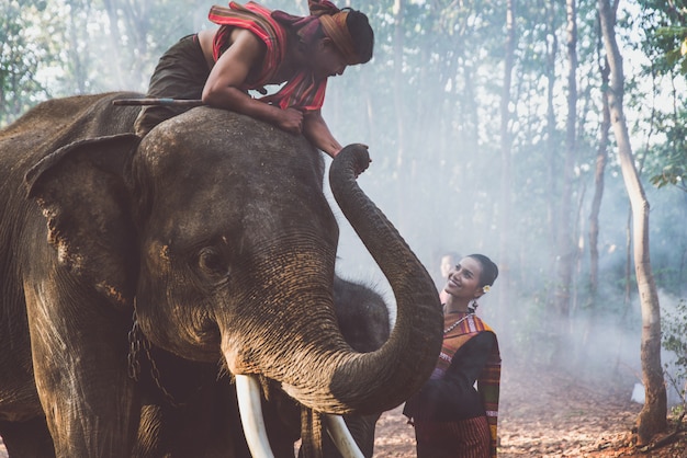 pastori tailandesi nella giungla con elefanti. Momenti storici di stile di vita dalla cultura thailandese