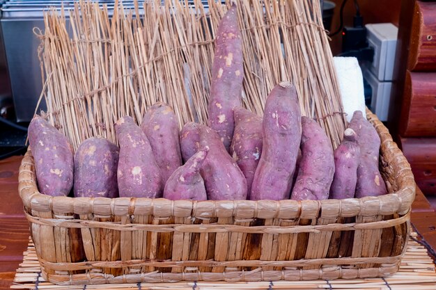 Patata dolce con spiedino di legno pronto da arrostire