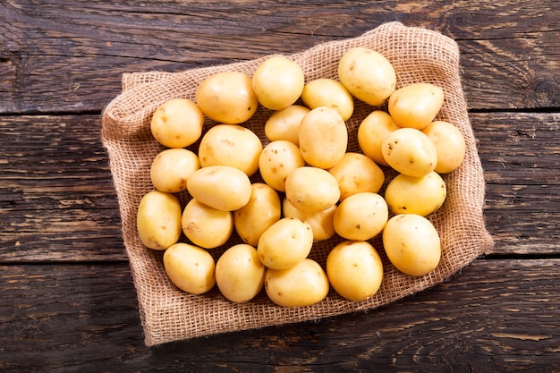 Patata fresca sulla tavola di legno