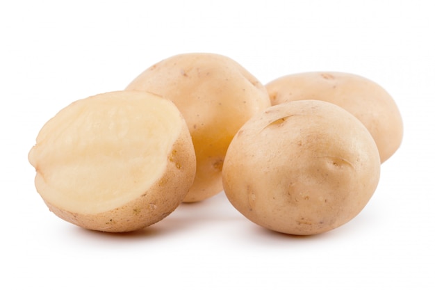 patata gialla cruda isolata