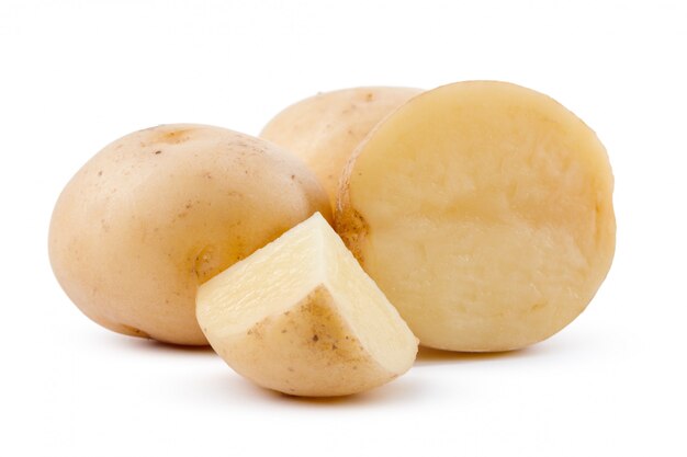patata gialla cruda isolata