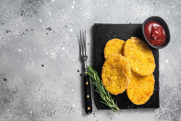 Patata marrone hash con ketchup hashbrown su tavolo bianco Sfondo grigio Vista dall'alto Spazio di copia