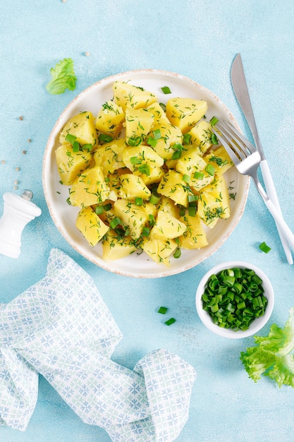 Patata novella bollita con burro, aneto e cipolla verde