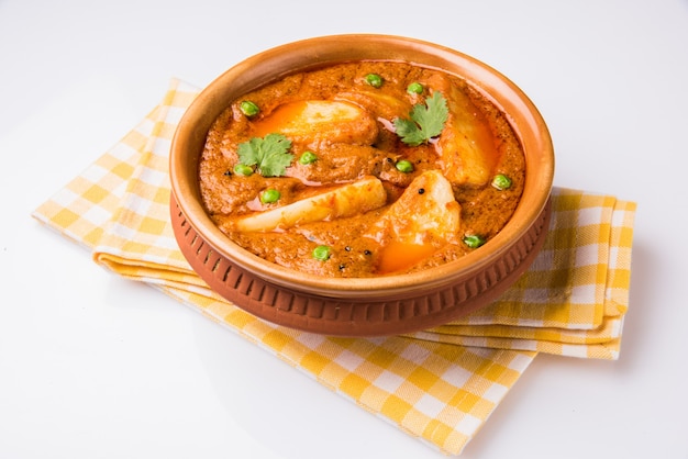 Patate al curry o aloo o aaloo masala fry con piselli verdi, piatto principale indiano, fuoco selettivo
