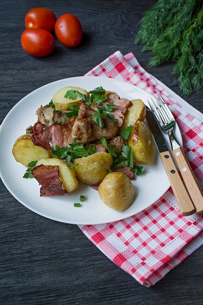 Patate al forno con carne e verdure.