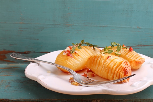 Patate al forno con cipolla e pancetta