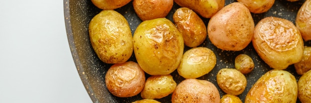 Patate al forno con la buccia. banner