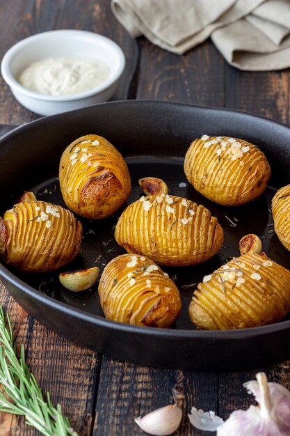 Patate al forno con rosmarino e aglio. Mangiare sano. Cibo vegetariano.