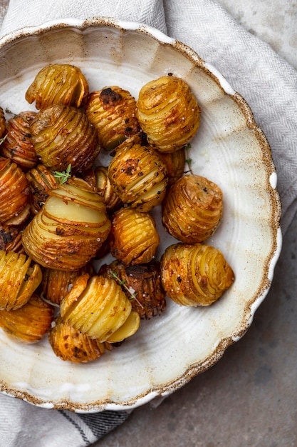 Patate al forno con timo, rosmarino e aglio