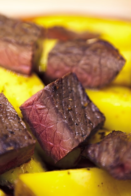 Patate al forno con un pezzo di manzo.